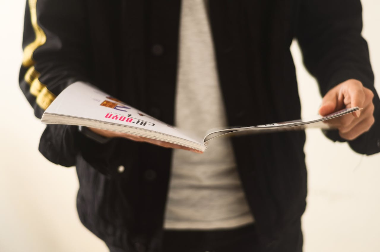 Agent municipal consultant des documents numériques sur un écran